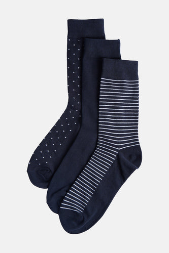 Drie donkerblauwe sokken met verschillende patronen.