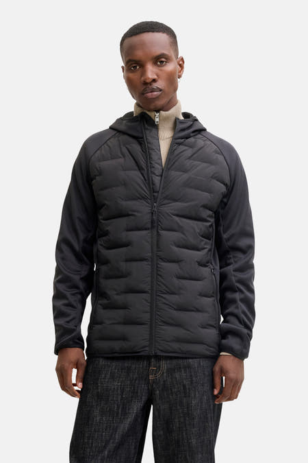 Manteau court noir de CORE BY JACK & JONES, avec un devant doublé et des manches noires.