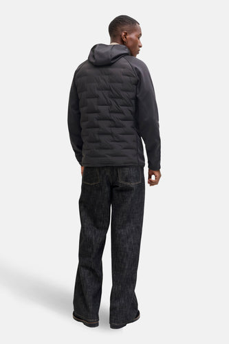 Man, zwarte jas, spijkerbroek, rug aanzicht.