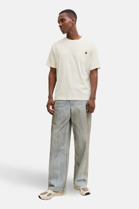 Beige T-shirt met korte mouwen van PREMIUM by JACK & JONES, met een borstzak en gedragen met een wijde jeans.