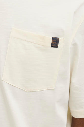 T-shirt beige à manches courtes de PREMIUM by JACK & JONES, avec une poche poitrine ornée d'un détail d'étiquette.