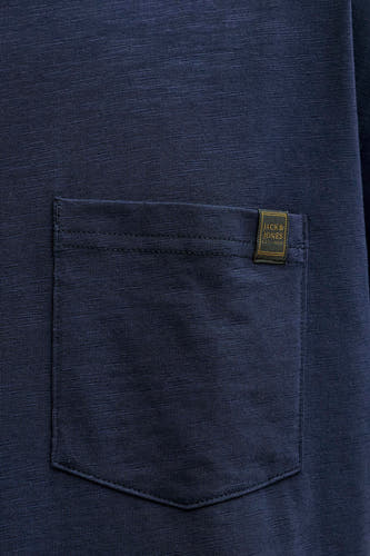 T-shirt bleu à manches courtes de PREMIUM by JACK & JONES, avec une poche poitrine et une étiquette de marque.