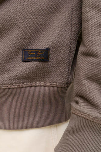 Sweat-shirt marron avec col rond de PREMIUM by JACK & JONES, en tissu tissé et un étiquette sur la poitrine.