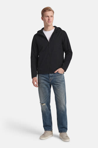Veste courte noire de CORE by JACK & JONES, avec capuche, portée avec un t-shirt blanc et un jean bleu.