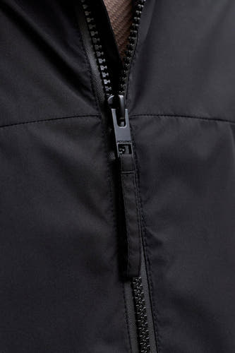 Manteau court noir de CORE par JACK & JONES, gros plan de la fermeture à glissière et texture lisse.