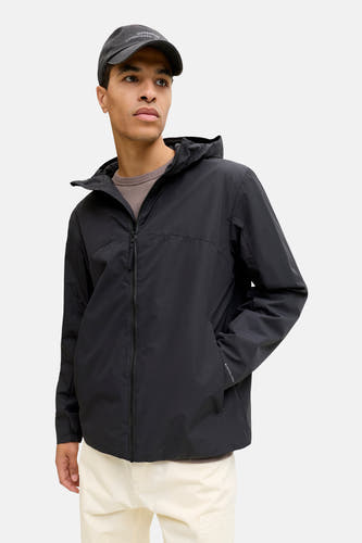 Manteau court noir de CORE par JACK & JONES, avec capuchon et un homme avec un chapeau.