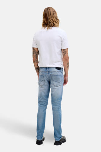 Slim fit jeans van lichtblauw denim van JACK & JONES, met tatoeages op de armen.