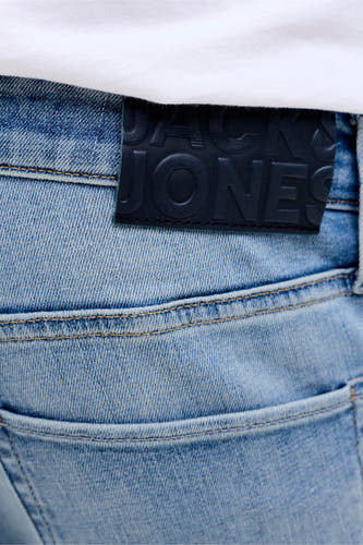 Slim fit jeans van lichtblauw denim van JACK & JONES, met merklabel en achterzak detail.
