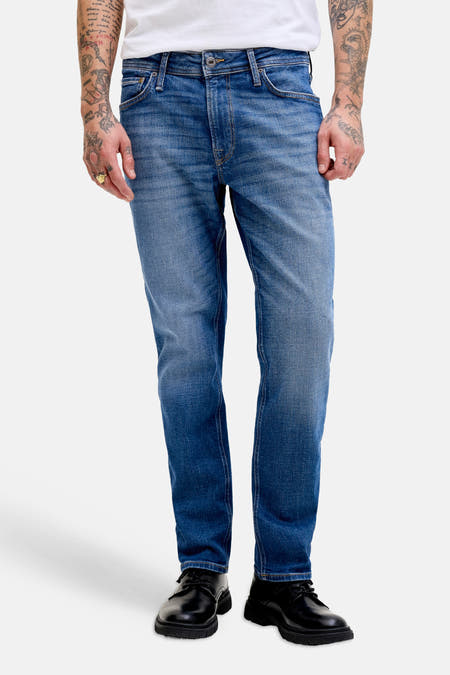 Rechte jeans van middenblauw denim van JACK & JONES JEANS INTELLIGENCE, gedragen door een man met een wit T-shirt en zwarte schoenen.
