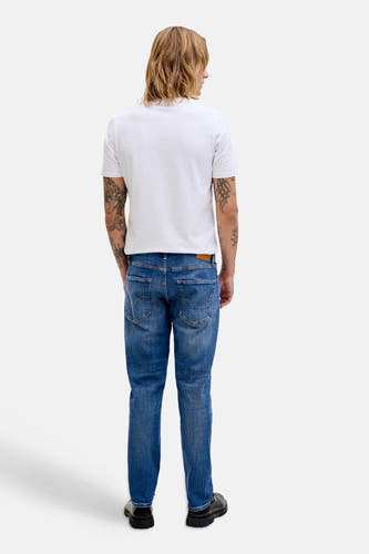 Rechte jeans van mid-blauw denim van JACK & JONES JEANS INTELLIGENCE met klassieke achterzakken, gedragen door een man van achteren.