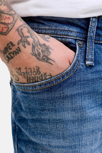 Middelblauwe straight fit jeans van JACK & JONES JEANS INTELLIGENCE, met geel stiksel en een hand met tatoeages in de voorzak.