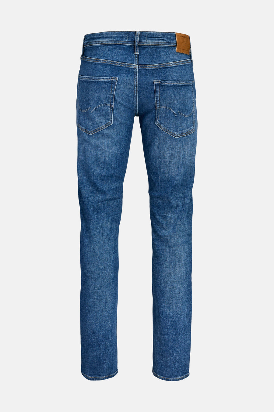 Rechte jeans in middenblauw denim van JACK & JONES JEANS INTELLIGENCE, rugzijde, met leren merkpatch en gestikte achterzakken.