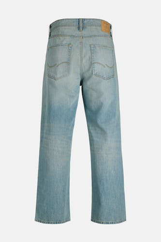 Jeans large en denim bleu clair de JACK & JONES JEANS INTELLIGENCE, avec poches arrière et étiquette en cuir marron.