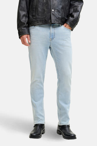 Jeans straight van lichtblauwe denim van JACK & JONES JEANS INTELLIGENCE, met zwarte leren jas en laarzen.
