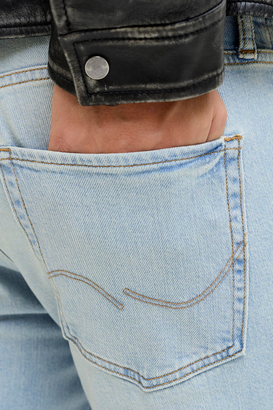 Lichtblauwe jeanszak met hand en leren jas.