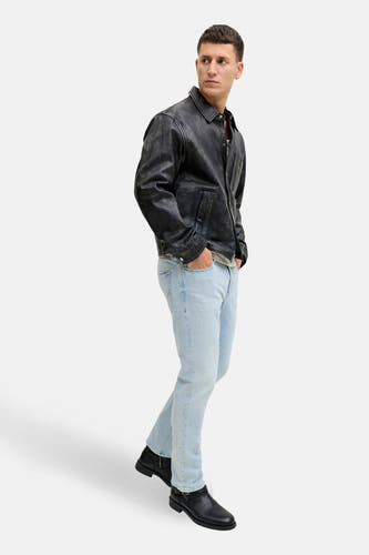 Straight jeans van lichtblauw denim de JACK & JONES JEANS INTELLIGENCE, met een zwarte leren jas en zwarte laarzen.