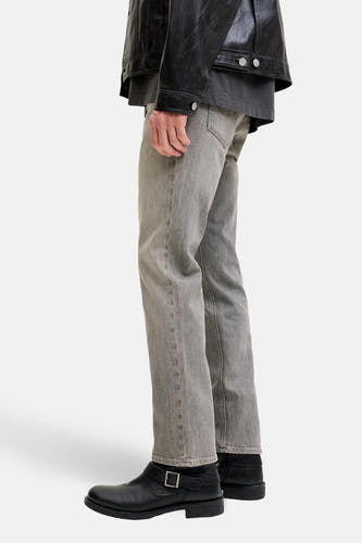 Grijze straight jeans van JACK & JONES JEANS INTELLIGENCE, met rechte pijpen en gedragen met zwarte leren laarzen.
