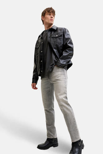 Grijze straight jeans denim van JACK & JONES JEANS INTELLIGENCE, gecombineerd met een zwarte leren jas en zwarte laarzen.
