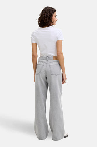 Lichtgrijze wijde jeans van JJXX, met achterzakken en een leren merklabel op de tailleband.
