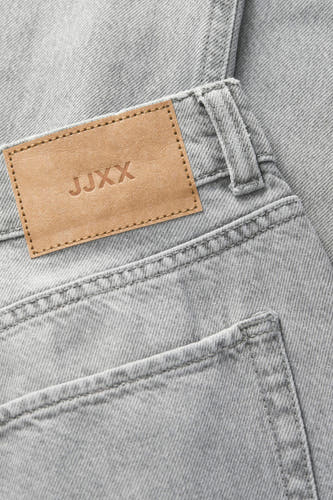 Lichtgrijze denim jeans wide van JJXX, met een leren merklabel op de tailleband en een achterzak detail.
