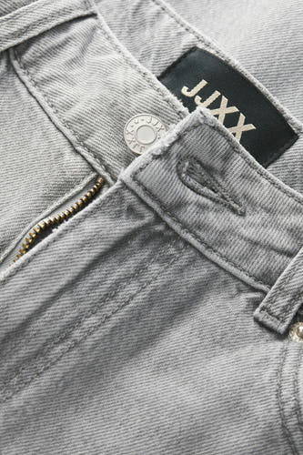 Lichtgrijze denim jeans wide van JJXX, met zichtbare ritssluiting en knoop detail.

