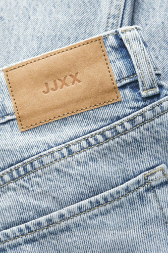 Lichtblauwe denim jeans wide van JJXX, met een lederen patch en een stonewashed textuur.