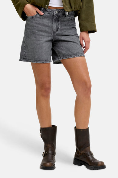 Donkergrijze denim short van JJXX met rechte, wijde pijpen en een hoge taille.