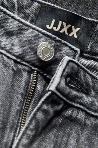 Donkergrijze denim short van JJXX, detail van de taille met logo knoop en rits.