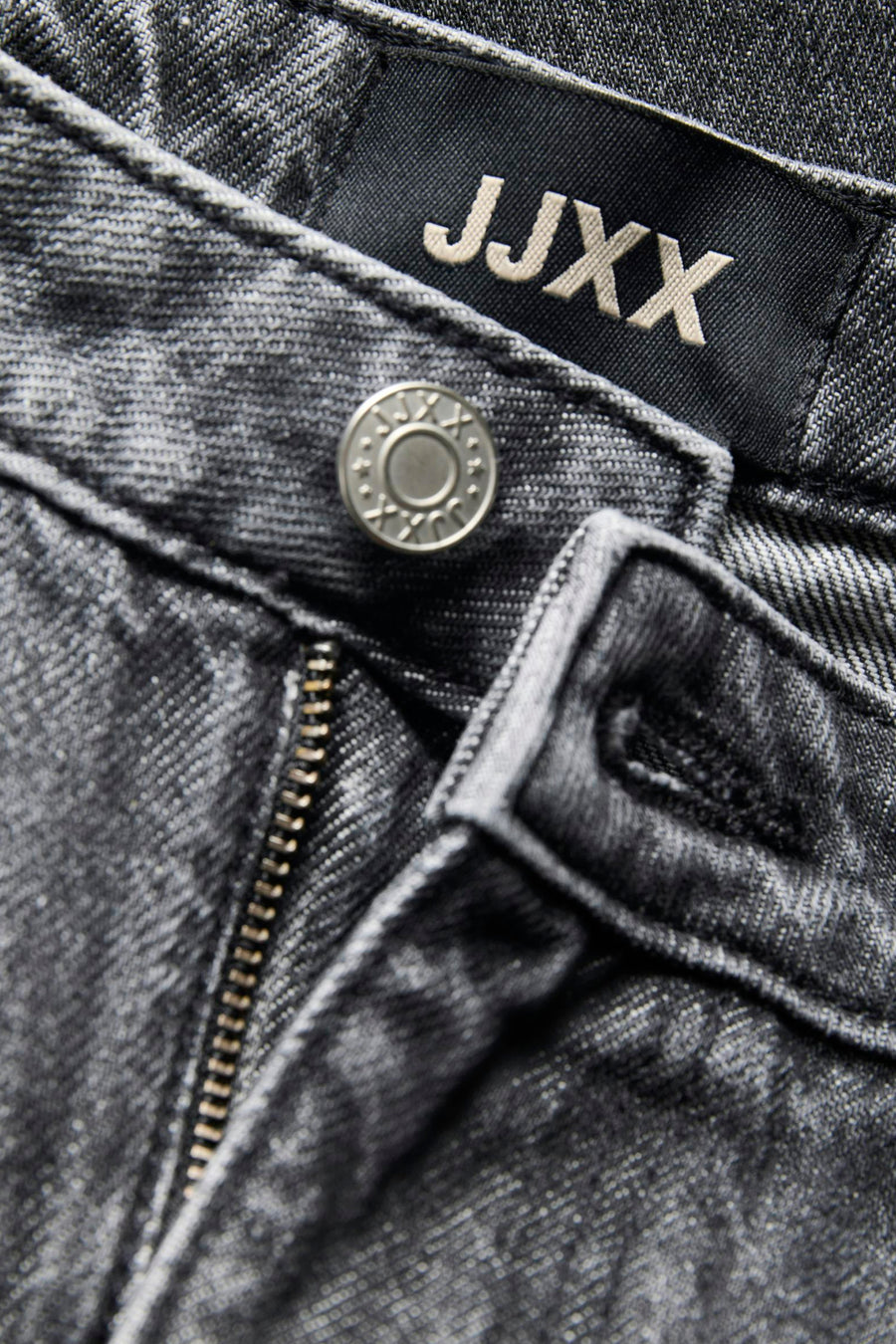Donkergrijze denim short van JJXX, detail van de taille met logo knoop en rits.