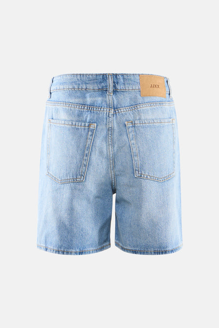 Lichte blauwe denim short van JJXX met achterzakken, riemlussen en een leren merkpatch op de achterkant.