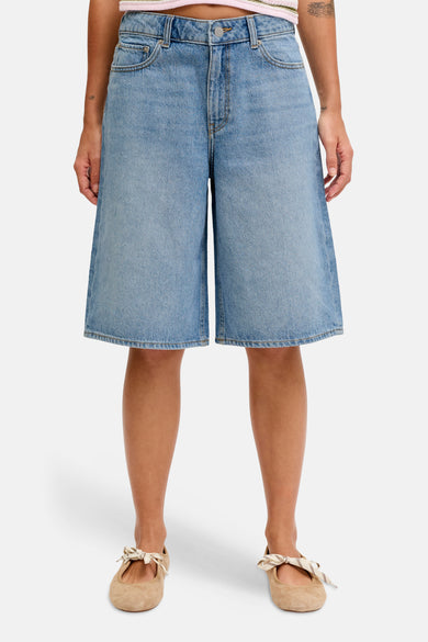 Denim short in mid-blue denim van JJXX, met wijde pijpen en lichte wassing.
