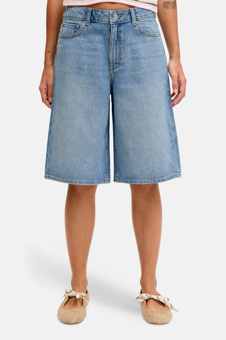 Denim short in mid-blue denim van JJXX, met wijde pijpen en lichte wassing.
