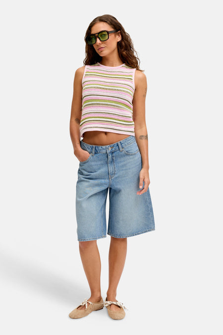 Mid blue denim short van JJXX, met wijde pijpen en een casual uitstraling.
