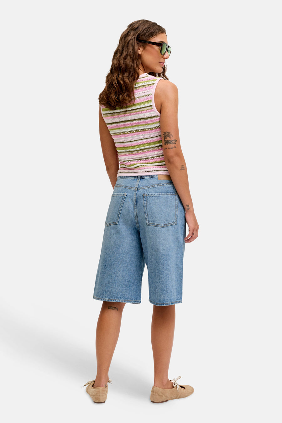 Short en jean bleu moyen de JJXX, vue arrière, combiné avec un débardeur rayé et des chaussures en daim.