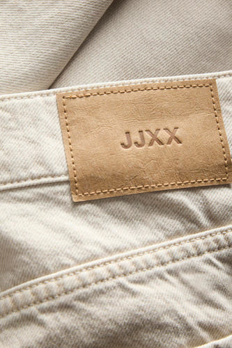 Ecru jeans special fit van JJXX, met lederen label en stikseldetails.