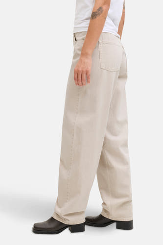Ecru jeans special fit van JJXX, met wijde pijpen en bruine schoenen.
