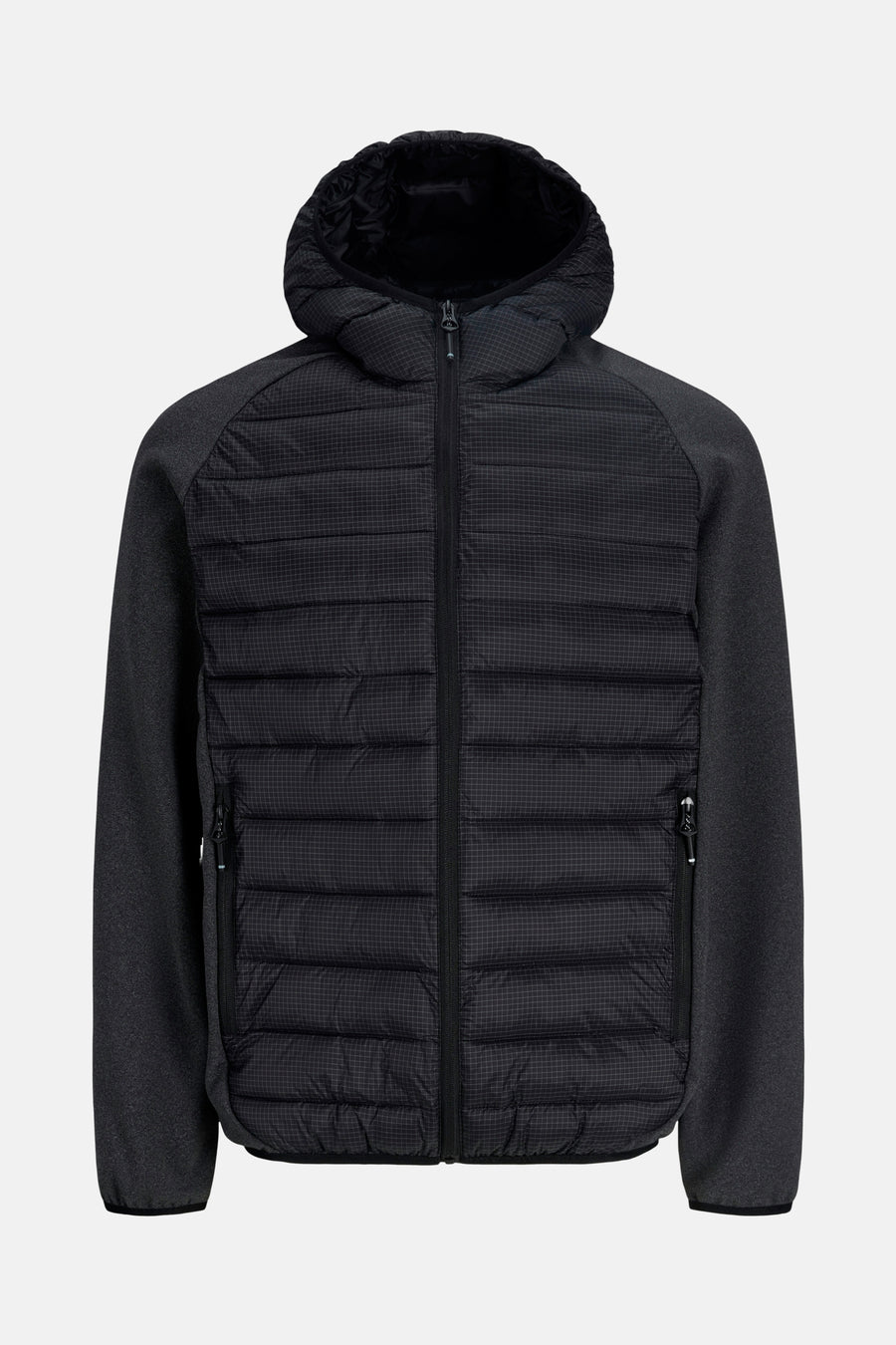 Zwarte gewatteerde jas met capuchon en rits.