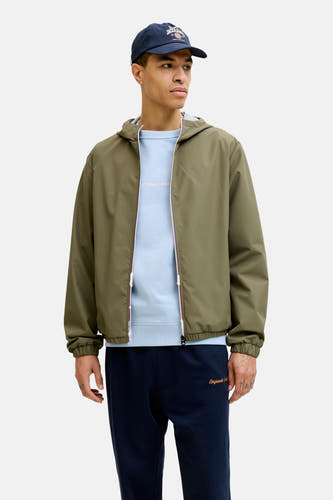 Veste courte verte d'ORIGINALS BY JACK & JONES, avec des manches longues et un capuchon, associée à une chemise bleue et un pantalon bleu marine.