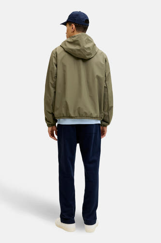 Manteau court vert d'ORIGINALS BY JACK & JONES, avec capuche et pantalon bleu marine.