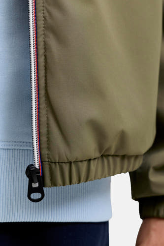Veste courte verte d'ORIGINALS BY JACK & JONES, avec fermeture à glissière bleue, blanche et rouge.