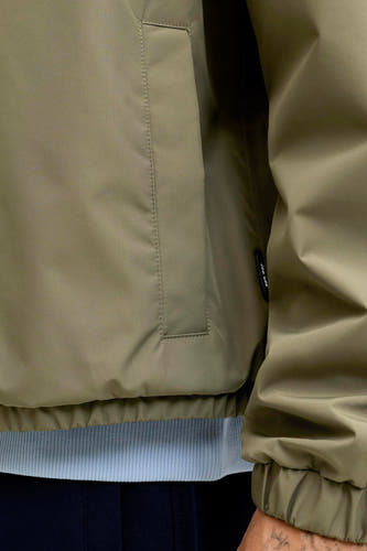 Veste courte verte d'ORIGINALS BY JACK & JONES, avec détail de poche et vêtement visible en dessous.