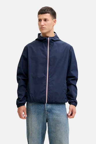 Blauwe korte jas van ORIGINALS BY JACK & JONES, met capuchon en een blauwe denim broek.
