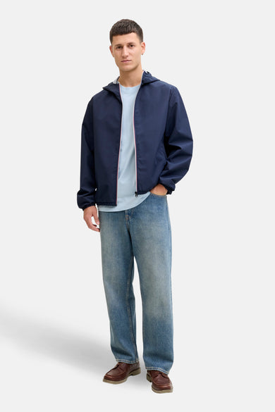 Blauwe korte jas van ORIGINALS BY JACK & JONES, met een lichtblauw T-shirt en wijde jeans.
