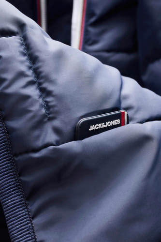 Blauwe korte jas van ORIGINALS BY JACK & JONES, met merklabel op een zak.