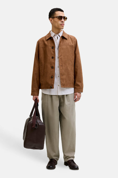 Beige overhemd met lange mouwen van PREMIUM by JACK & JONES, gedragen met een bruin jack en een tas in dezelfde kleur.