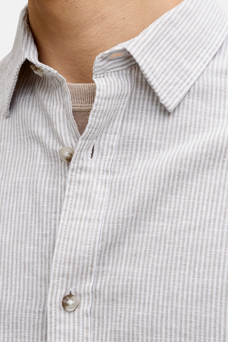 Beige gestreept overhemd van PREMIUM by JACK & JONES, met kraag en knoopsluiting.