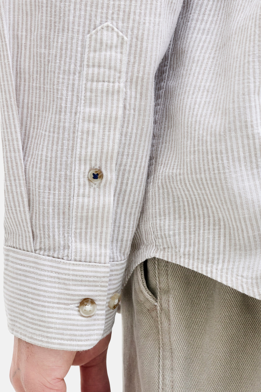 Beige gestreept overhemd van PREMIUM by JACK & JONES, met een borstzak en knoopjes.

