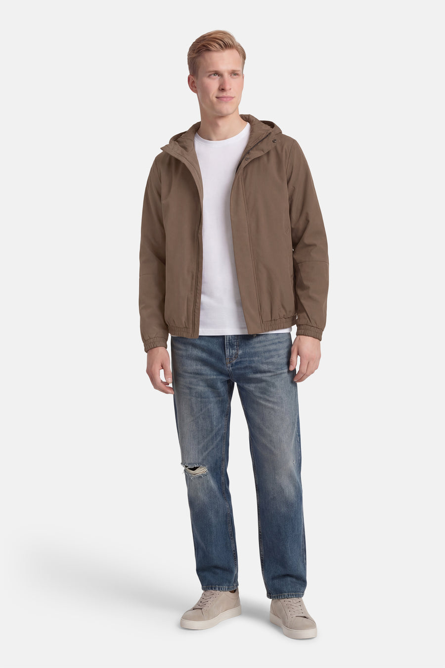 Bruine korte jas van ORIGINALS BY JACK & JONES, met capuchon, gecombineerd met een wit T-shirt en blauwe jeans.
