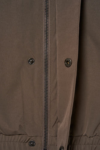 Bruine korte jas van Originals by Jack & Jones, met ritssluiting en knopen, details van de textuur.
