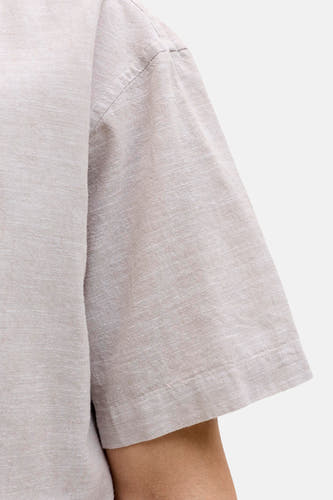 T-shirt beige à manches courtes pour homme de PREMIUM by JACK & JONES, gros plan sur la manche avec une texture subtile.